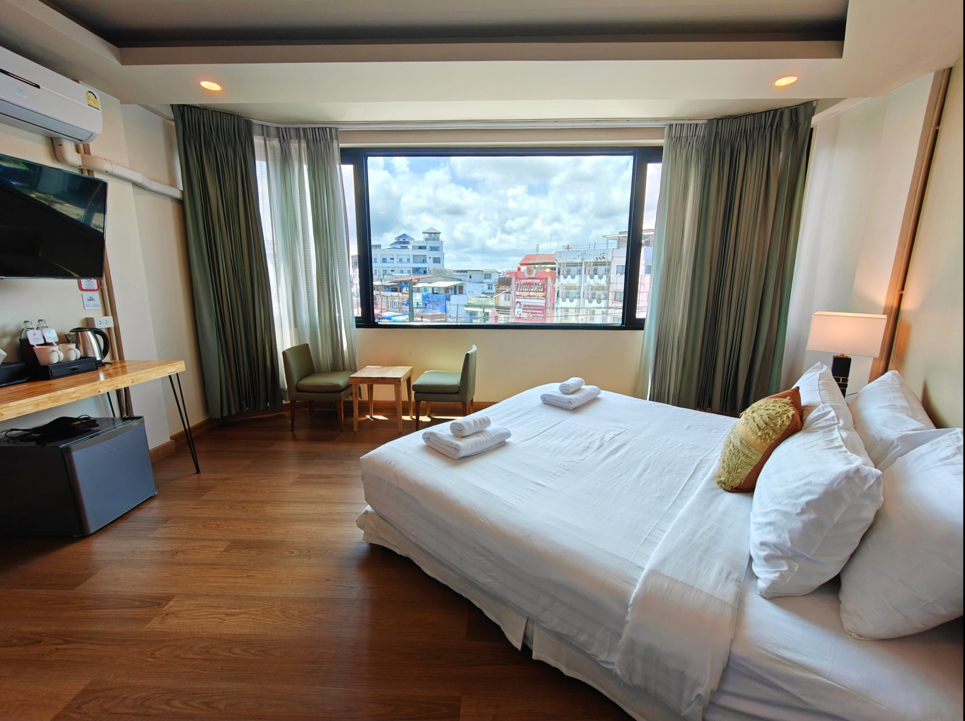 Deluxe  Double Corner Room